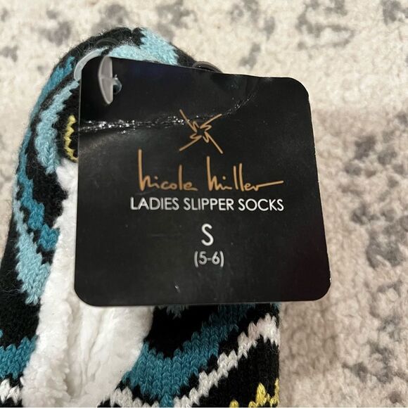 NWT Nicole Miller Knit Fuzzy Grip Bottom Slipper Socks Size Small - Picture 3 of 4